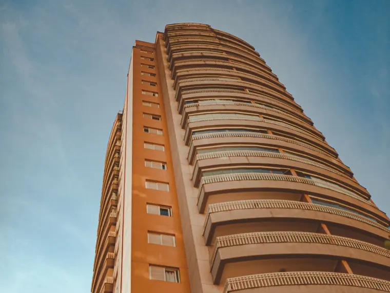 Edifício residencial alto visto de baixo para cima