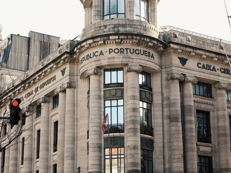 Fachada em pedra de um edifício histórico com cúpula