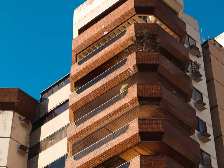 Edifício de concreto e tijolo aparente sob céu azul