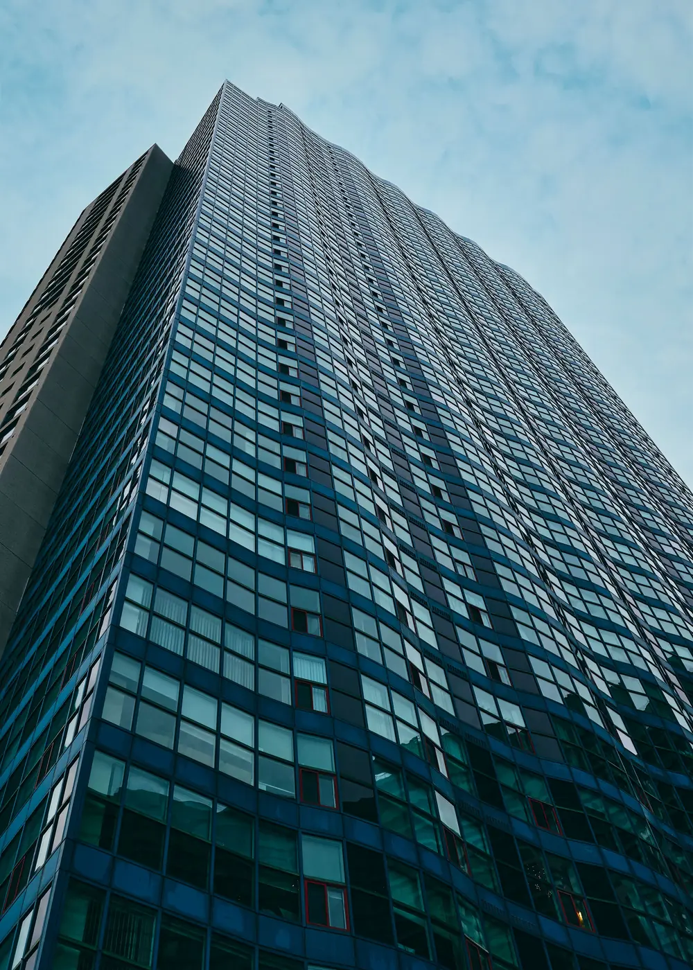 Fachada de um edifício comercial de vidro vista de baixo para cima