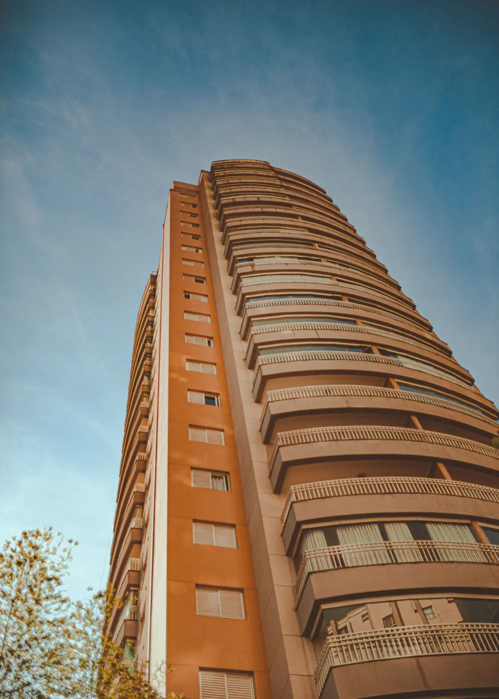 Edifício residencial alto visto de baixo para cima