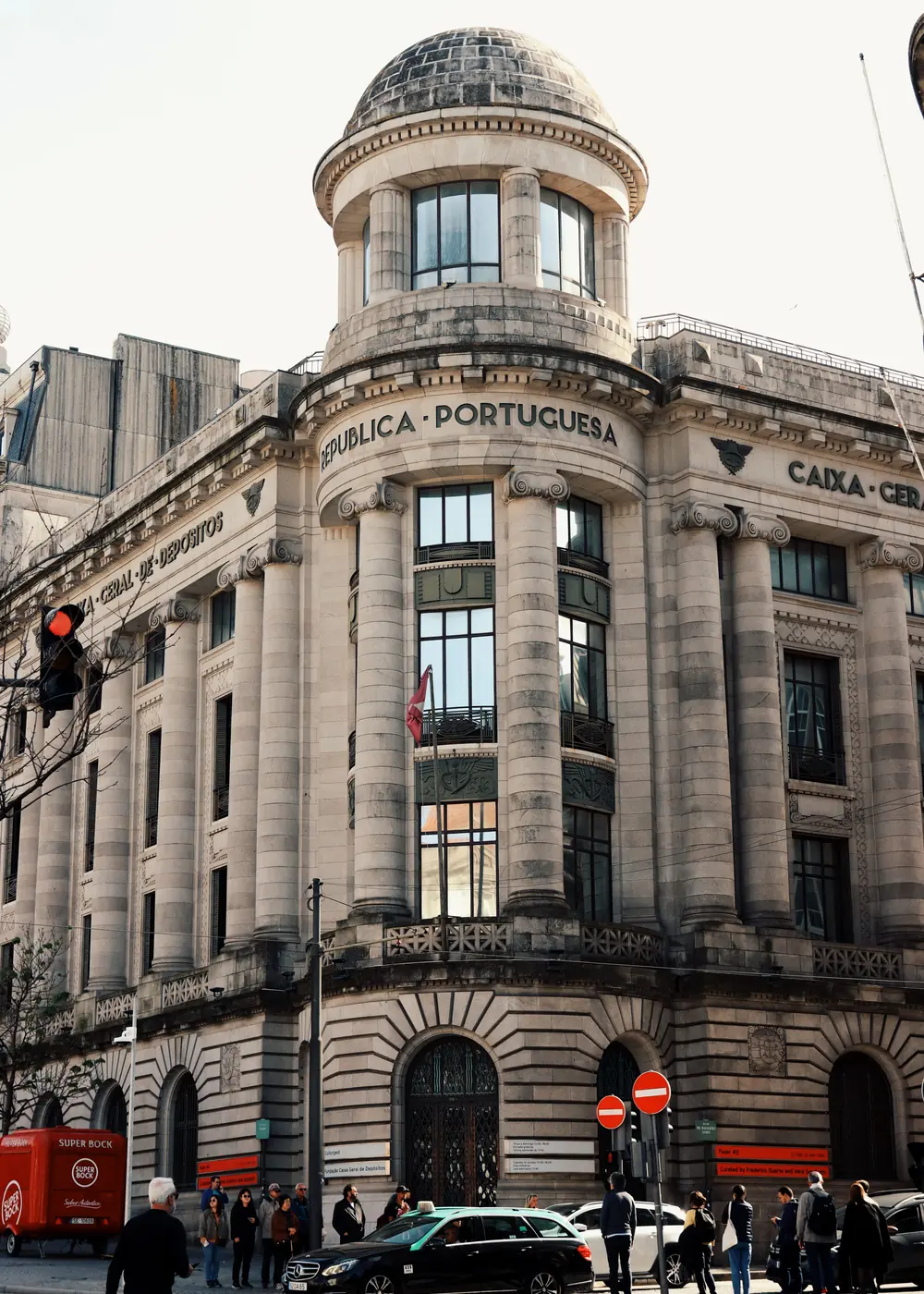 Fachada de um edifício histórico em pedra