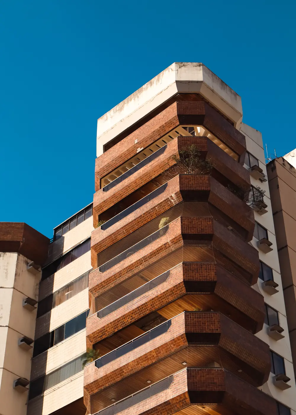 Edifício de concreto e tijolo aparente sob céu azul